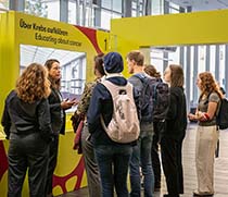 ührung durch die Ausstellung „DA IST ETWAS. KREBS UND EMOTIONEN“ in Hörsaal 7 